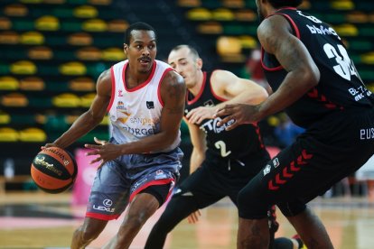 Renfroe busca una opción ofensiva en el último amistoso disputado frente al Bilbao Basket. B. B. HOJAS / SPB