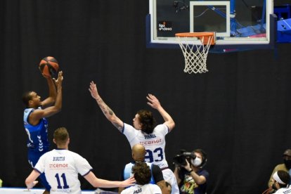Renfroe lanza a canasta en el partido jugado en el Fontes do Sar. ACB PHOTO / A. BAÚLDE