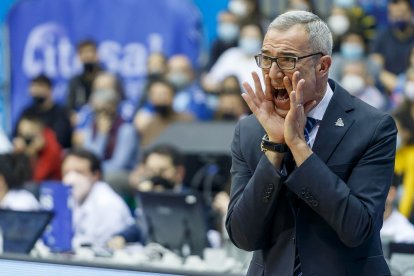 Paco Olmos, entrenador del Hereda San Pablo. SANTI OTERO