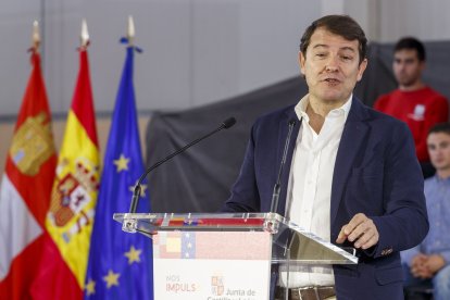 Mañueco durante su visita a Burgos para la inauguración del curso 2022-2023 de las enseñanzas escolares de Castilla y León celebrado en el IES Conde Diego Porcelos. SANTI OTERO