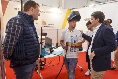 Mañueco durante su visita a Burgos para la inauguración del curso 2022-2023 de las enseñanzas escolares de Castilla y León celebrado en el IES Conde Diego Porcelos. SANTI OTERO