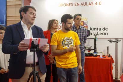 Mañueco durante su visita a Burgos para la inauguración del curso 2022-2023 de las enseñanzas escolares de Castilla y León celebrado en el IES Conde Diego Porcelos. SANTI OTERO