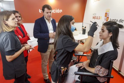 Mañueco durante su visita a Burgos para la inauguración del curso 2022-2023 de las enseñanzas escolares de Castilla y León celebrado en el IES Conde Diego Porcelos. SANTI OTERO