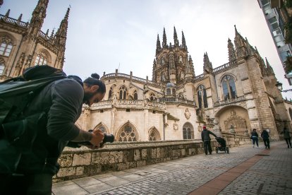 Peregrinos junto a la Catedral. SANTI OTERO