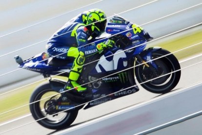 Valentino Rossi y su Yamaha, durante los ensayos del viernes en el Circuit de Cataluña.