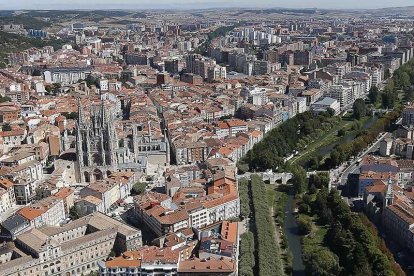 Vista aérea de ciudad, con el centro histórico en primer término.