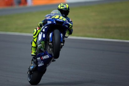 Valentino Rossi celebra con un 'caballito' su tercer puesto en Montmeló.