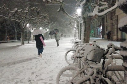 No hace noche para ir en bicicleta. Estas están aparcadas en el paseo del Espolón de Burgos. S. L. C.