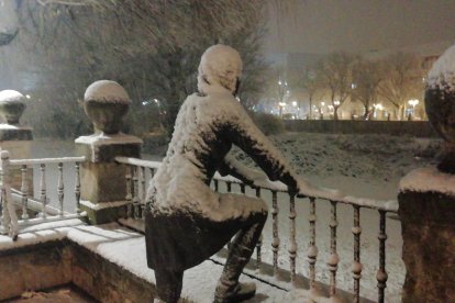 Una de las estatuas del Espolón, asomada al Arlanzón. S.L. C.