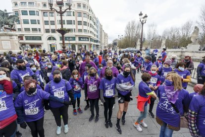 Participantes de la Carrera por la Igualdad ' Coore por tus derechos' se preparan para tomar la salida. SANTI OTERO