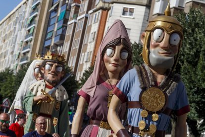 Los gigantones salieron en desfile desde el colegio de La Salle. SANTI OTERO