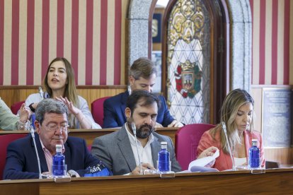 Los concejales del PP pedían un gesto o un señal ante la falta de respuesta del bipartito durante buena parte del Pleno. SANTI OTREO