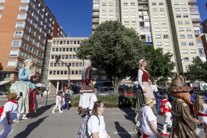 Los gigantones salieron en desfile desde el colegio de La Salle. SANTI OTERO