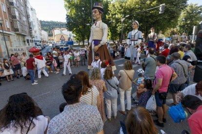 Los gigantones salieron en desfile desde el colegio de La Salle. SANTI OTERO