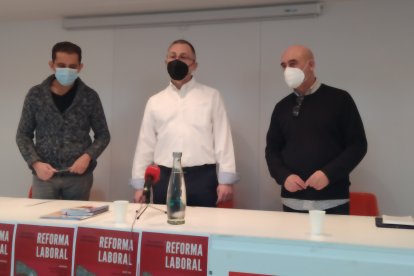 Vicente Andrés, Juan Núñez y Mariano Sanz antes de la asamblea. ECB