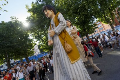 Los gigantones salieron en desfile desde el colegio de La Salle. SANTI OTERO