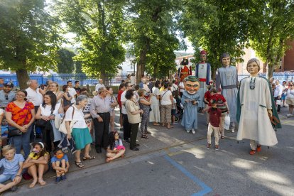 Los gigantones salieron en desfile desde el colegio de La Salle. SANTI OTERO