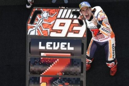Marc Márquez y el eslogan de su séptimo título mundial, 'level 7'.