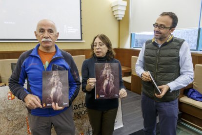 Fortunato Lázaro y Ramón Alegre, del Grupo Espeleológico Edelweiss, flanquean a la diputada de Cultura, Raquel Contreras. SANTI OTERO