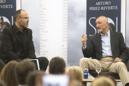El director y el editor de Zenda, Leandro Pérez y Arturo Pérez-Reverte, en la presentación de 'Sidi' en Burgos en septiembre de 2019.