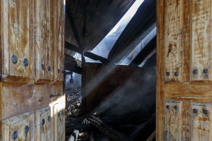 Las consecuencias del grave incendio de Quintanilla del Coco. FOTO: SANTI OTERO