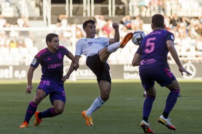 Un tanto de penalti anotado por Bermejo dio los tres puntos al Burgos CF ante el Cartagena. FOTOS: © ECB / SANTI OTERO
