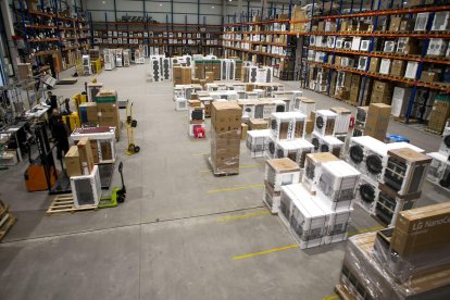Una empresa de<strong> ecommerce</strong> y un distribuidor líder del comercio on line de electrodomésticos viven a un ritmo frenético en estos días. En <strong>Geotelecom</strong> llevan trabajando en el <strong>Black Friday</strong> desde agosto para planificar la campaña que vive en estos días su momento más álgido. En <strong>La Casa del Electrodoméstico</strong>, la división de comercio on line de la tradicional tienda burgalesa de Moreno Castillo, la actividad es frenética. El almacén se llena con los pedidos diarios. Salen de sus instalaciones del Polígono de Villalonquéjar más de 400 pedidos diarios a España y Portugal.