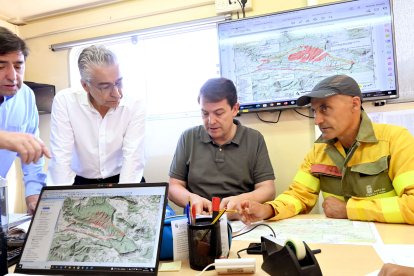 Mañueco ha estado hoy en el puesto de mando junto a Silos. FOTO: L.V.L