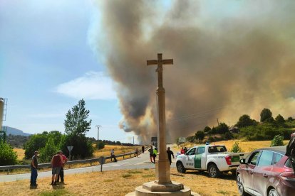 Los vecinos esperan impacientes para saber cómo están sus viviendas. FOTO: L.V.L
