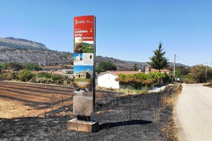 El cartel anunciador también se ha quemado. FOTO: L.V.L