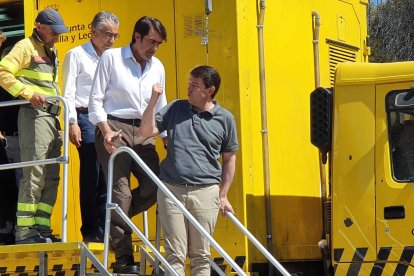 Mañueco durante su visita hoy al centro de mando de coordinación. FOTO: L.V.L