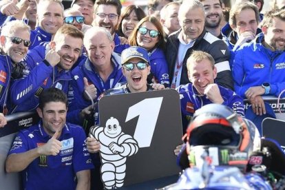 Maverick Viñales celebra la victoria de Australia con todo su equipo.