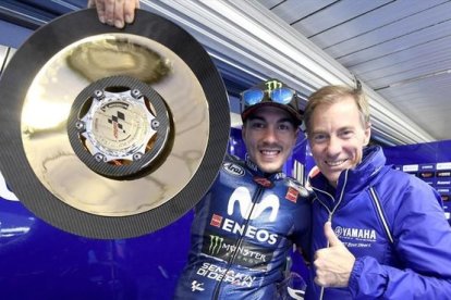 Maverick Viñales y el británico Lin Jarvis celebran el triunfo en Phillip Island.