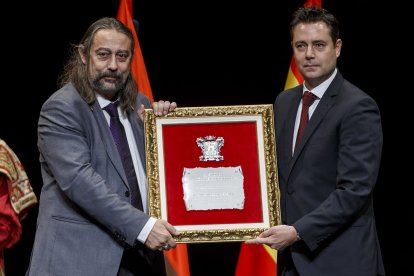Instante de la entrega de títulos honoríficos del Ayuntamiento de Burgos. SANTI OTERO