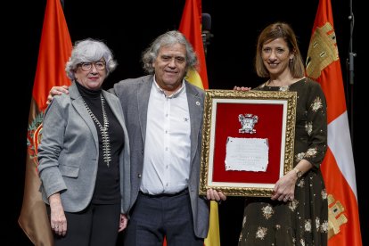 Instante de la entrega de títulos honoríficos del Ayuntamiento de Burgos. SANTI OTERO