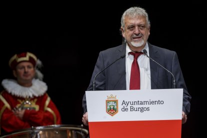 Instante de la entrega de títulos honoríficos del Ayuntamiento de Burgos. SANTI OTERO