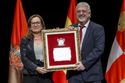 Instante de la entrega de títulos honoríficos del Ayuntamiento de Burgos. SANTI OTERO