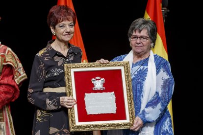 Instante de la entrega de títulos honoríficos del Ayuntamiento de Burgos. SANTI OTERO