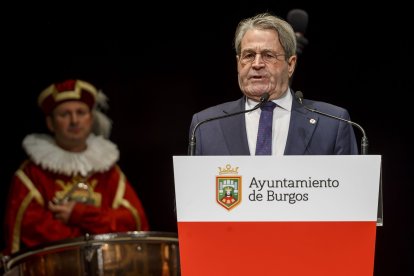 Instante de la entrega de títulos honoríficos del Ayuntamiento de Burgos. SANTI OTERO