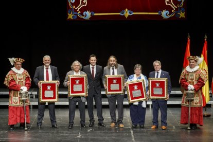 Instante de la entrega de títulos honoríficos del Ayuntamiento de Burgos. SANTI OTERO