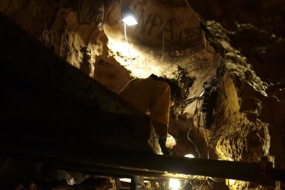 Imagen del reducido espacio de trabajo en la Sima de los Huesos de campañas pasadas. JAVIER TRUEBA (MADRID SCIENTIFIC FILMS)