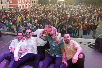 Foto de despedida tras un gran concierto. TOMÁS ALONSO