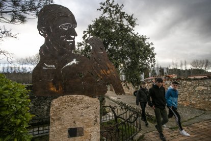 Araúzo de Miel rindió ayer homenaje al naturalista burgalés Félix Rodríguez de la Fuente, con una charla sobre su legado, de la mano de personas que trabajaron con él o conocen su obra al detalle. ICAL