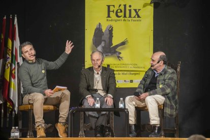 Araúzo de Miel rindió ayer homenaje al naturalista burgalés Félix Rodríguez de la Fuente, con una charla sobre su legado, de la mano de personas que trabajaron con él o conocen su obra al detalle. ICAL