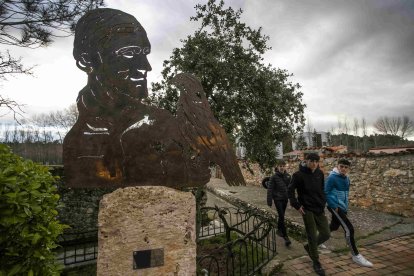 Araúzo de Miel rindió ayer homenaje al naturalista burgalés Félix Rodríguez de la Fuente, con una charla sobre su legado, de la mano de personas que trabajaron con él o conocen su obra al detalle. ICAL