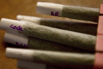 Una caja con porros de marihuana, en un 'coffeeshop' de Amsterdam.