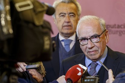 El exvicepresidente del Gobierno y experto machadiano Alfonso Guerra atiende a los medios. Detrás, Pablo Gutiérrez-Alviz, director de Real Academia Sevillana de Buenas Letras.