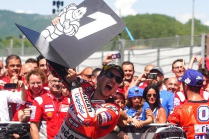 Jorge Lorenzo levanta el cartel de nº 1 en Mugello, en el 'corralito'.