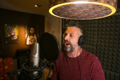 Buse Spencer escupiendo rimas. TOMÁS ALONSO