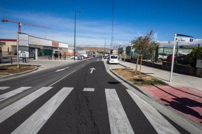 Calle Valle de Mena, en el polígono de Villalonquéjar, recién renovada. TOMÁS ALONSO